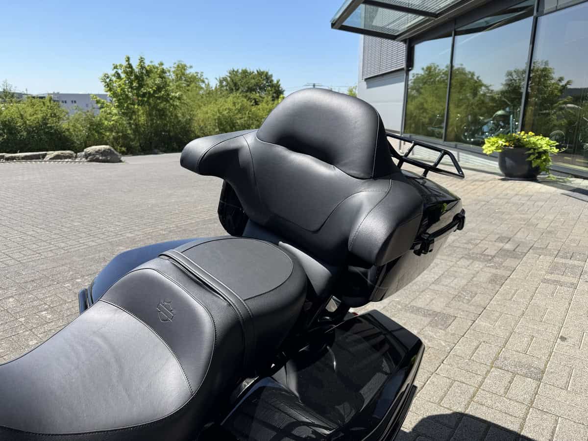 Harley-Davidson Tour-Paket auf einem schwarzen Motorrad in Fulda.