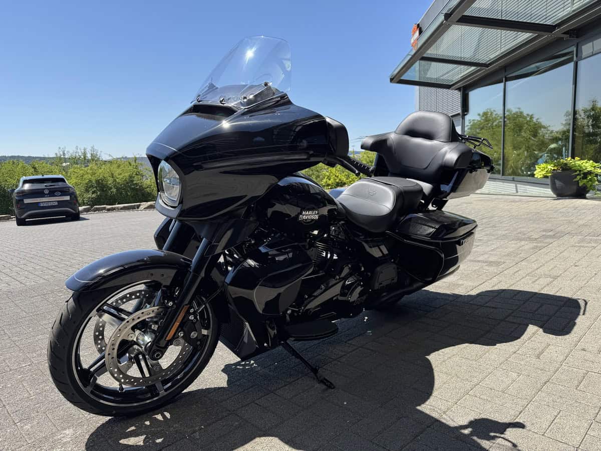 Schwarzer Harley-Davidson Touring Motorrad vor Harley-Händler in Fulda.