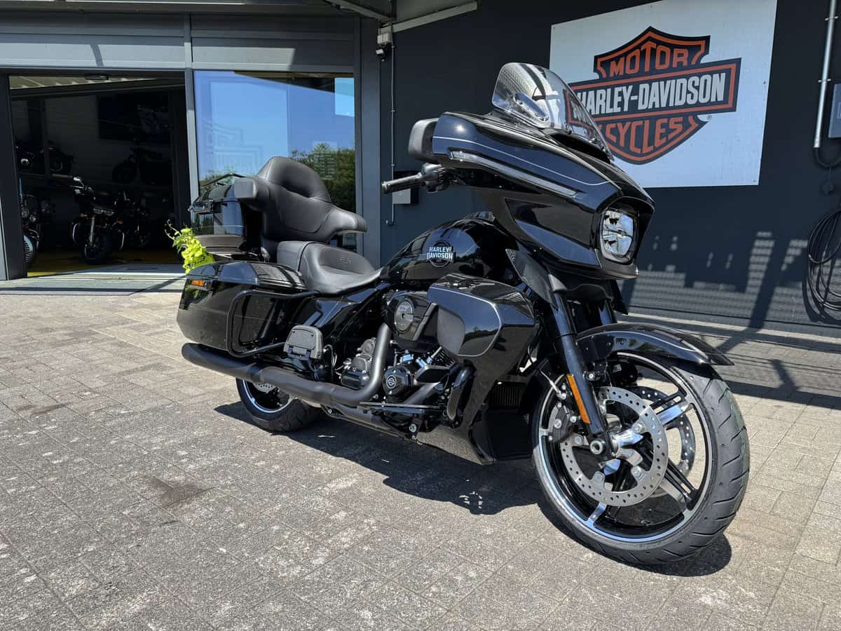 Harley-Davidson Touring-Motorrad vor Harley-Händler in Fulda.
