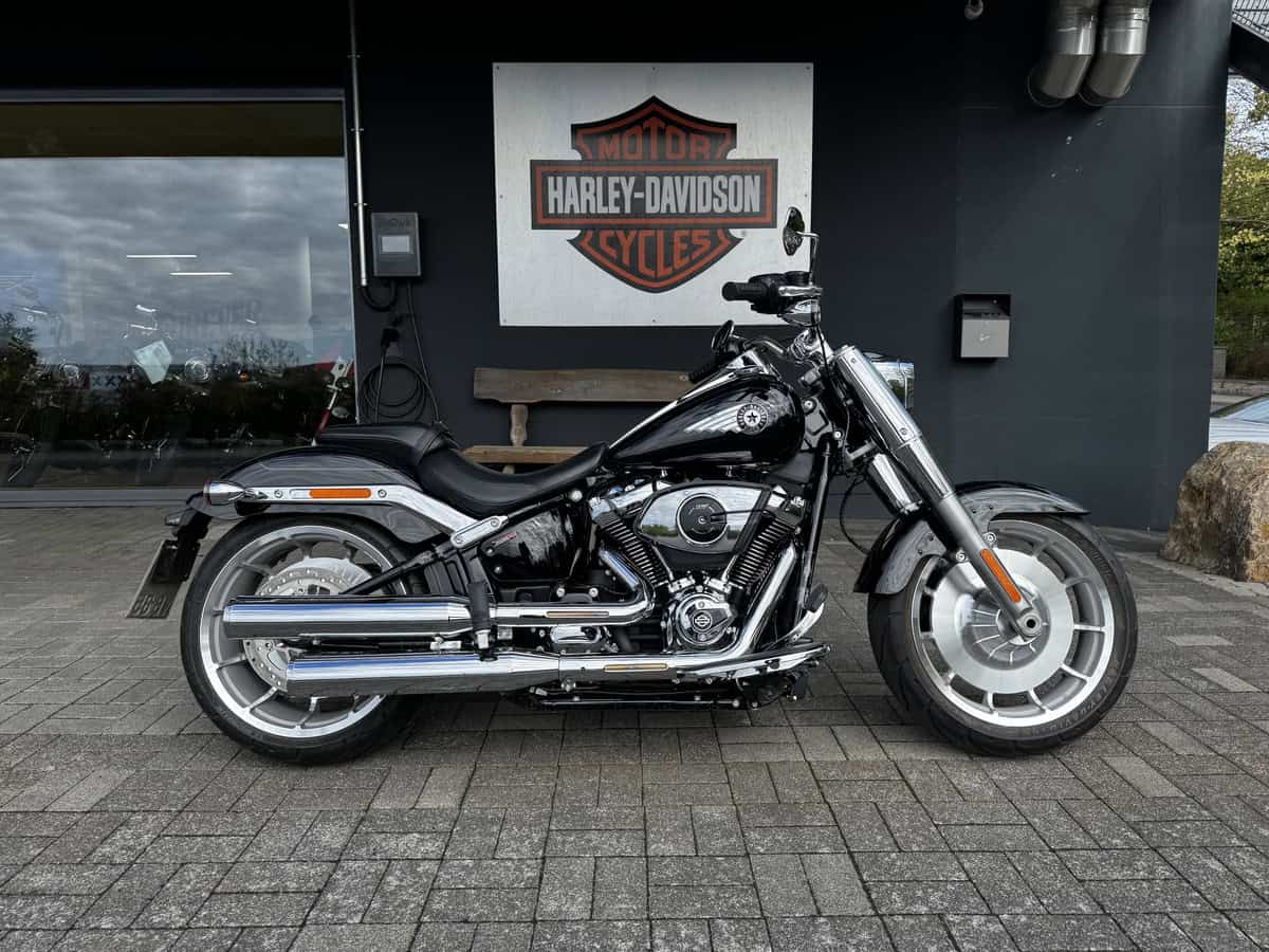 Harley-Davidson Motorrad vor Harley-Davidson Store in Fulda.