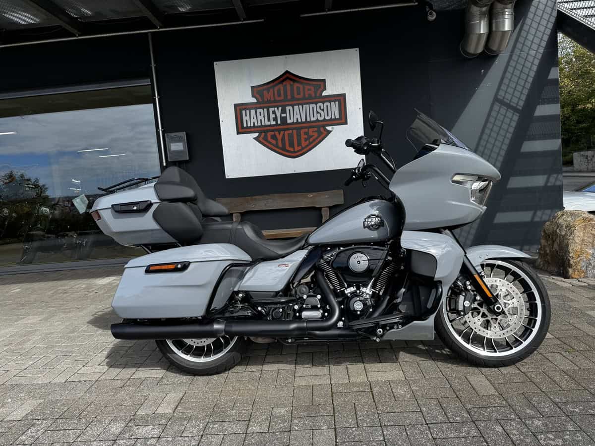 Harley-Davidson Touring-Motorrad vor Harley-Shop in Fulda.
