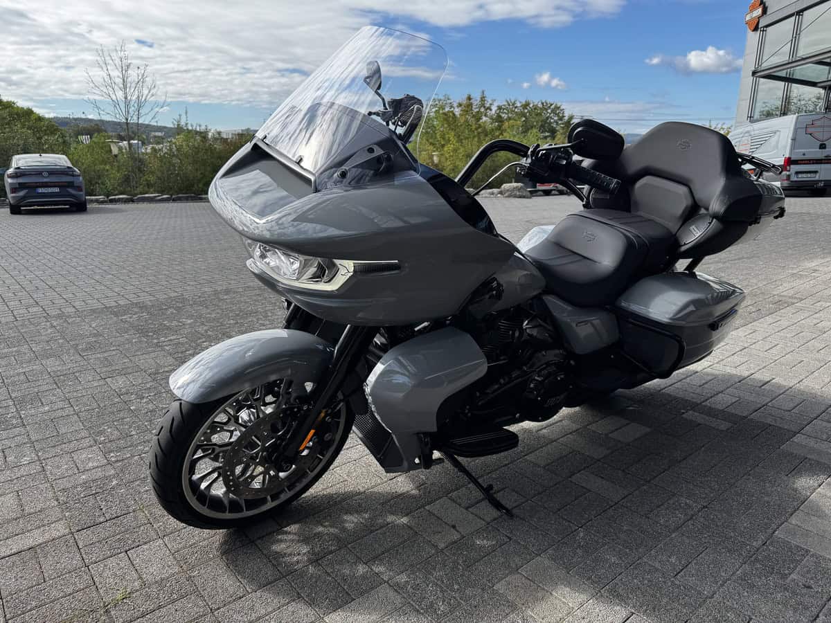 Harley-Davidson Touring Motorrad vor Harley-Händler in Fulda.