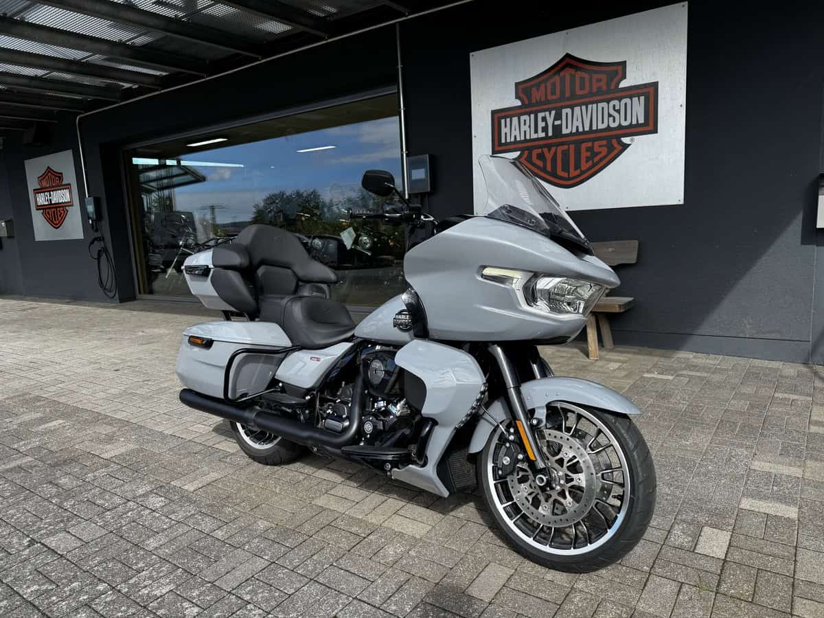 Harley-Davidson Touring Motorrad vor H-D® YOUR BIKE HOUSE in Fulda.