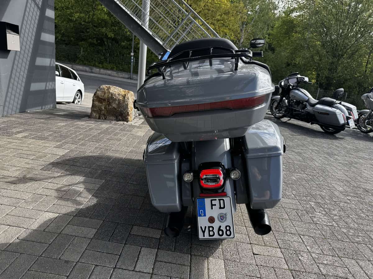 Harley-Davidson Tourer mit Topcase und Seitenkoffern in Fulda.