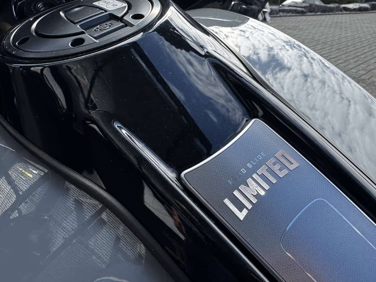 Harley-Davidson LiveWire Limited E-Motorrad in Schwarz mit Logo.