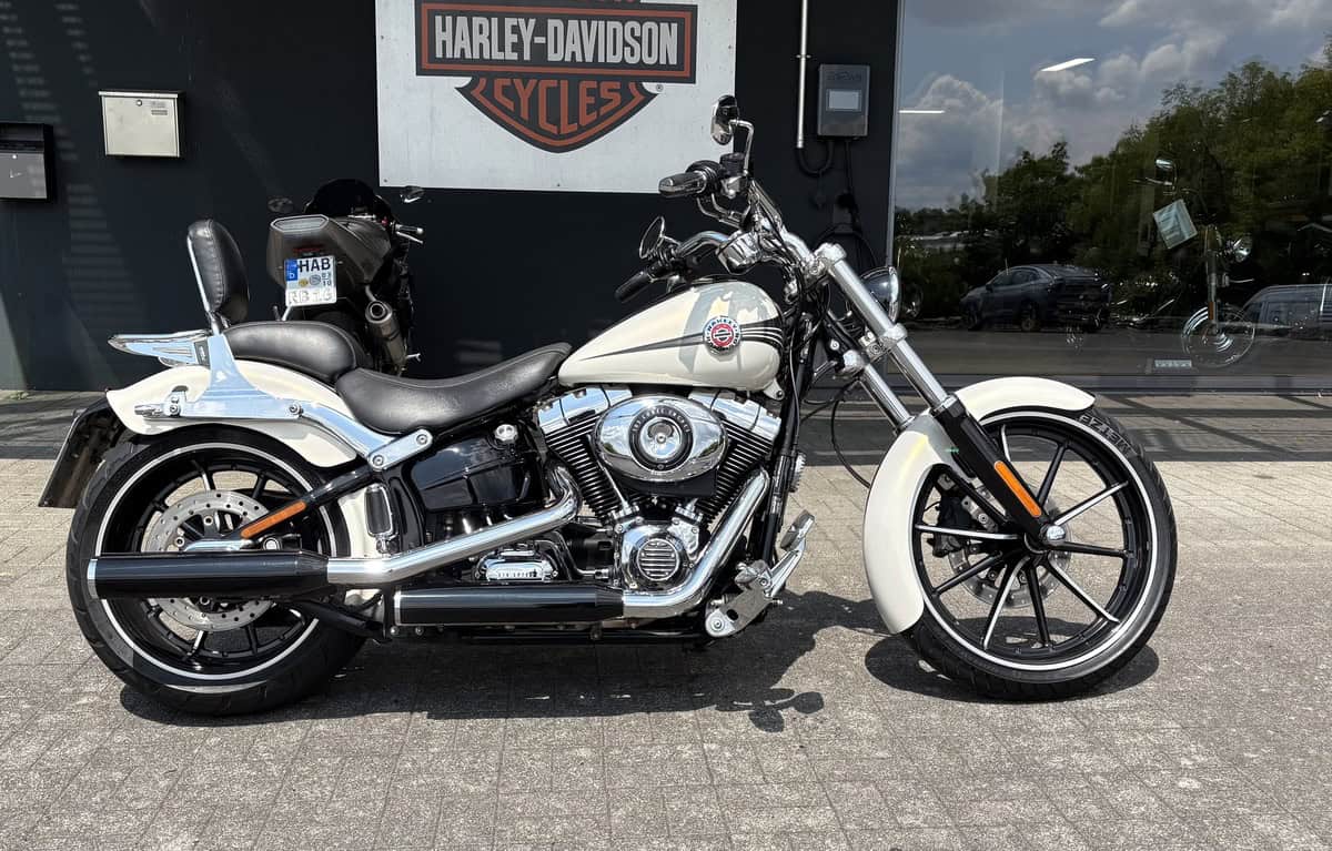 Harley-Davidson Motorrad vor H-D® YOUR BIKE HOUSE Fulda.