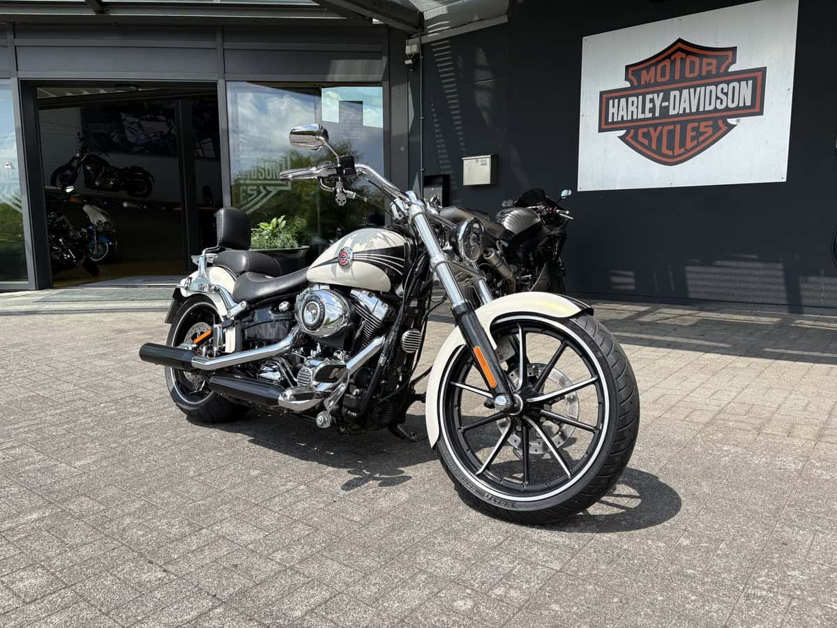 Harley-Davidson Motorrad vor H-D® YOUR BIKE HOUSE in Fulda.