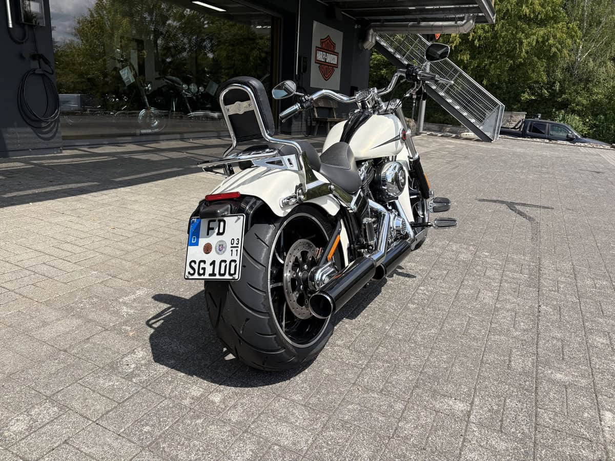 Harley-Davidson Motorrad vor H-D® YOUR BIKE HOUSE in Fulda.