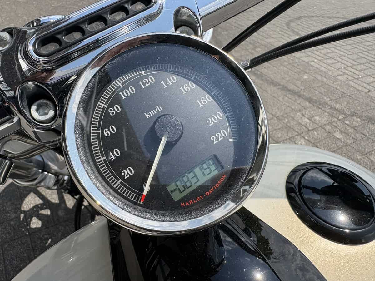 Harley-Davidson Tachometer und Tankdeckel auf Motorrad in Fulda.