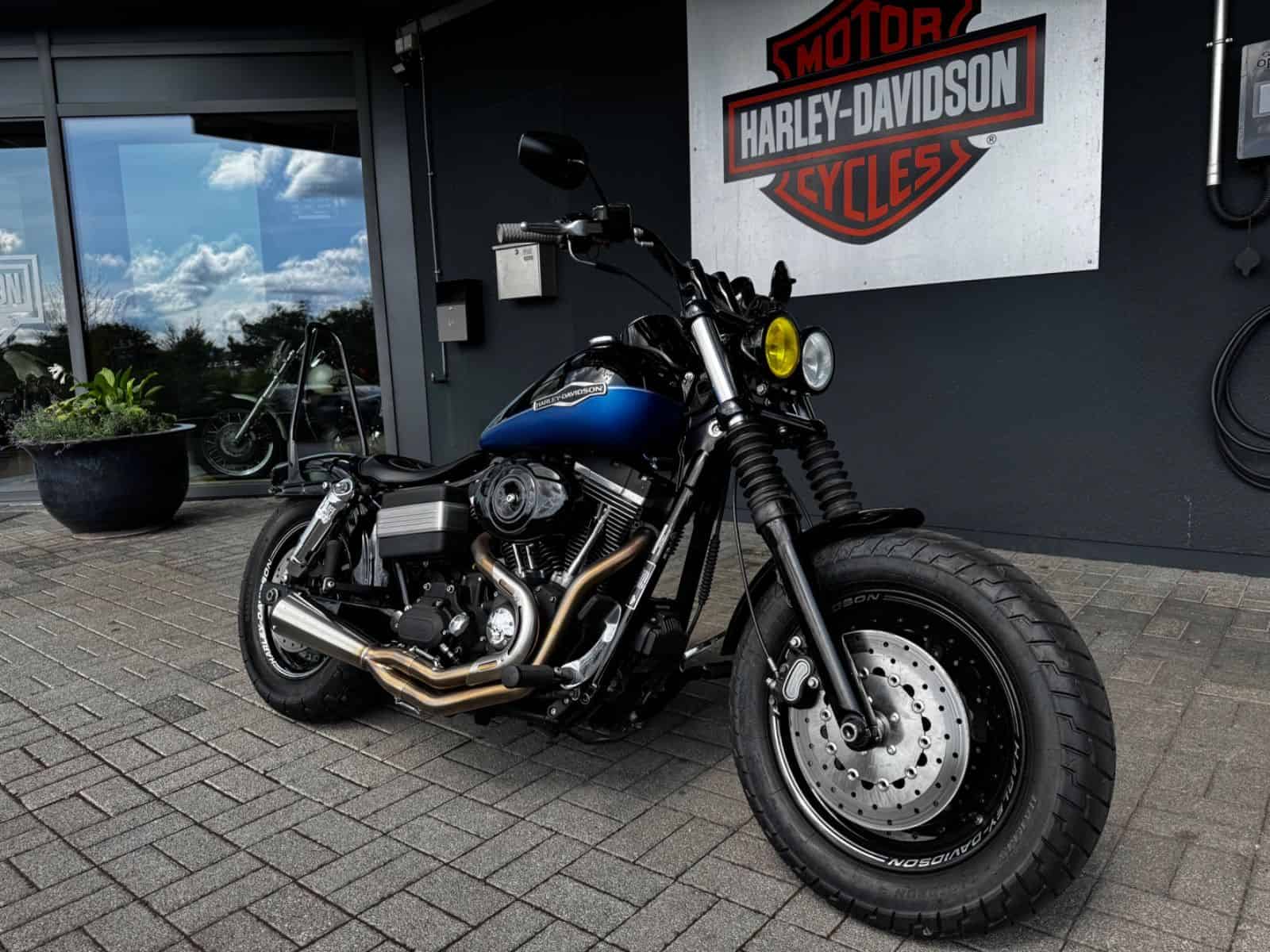 Harley-Davidson Fat Bob vor Harley-Händler in Fulda.