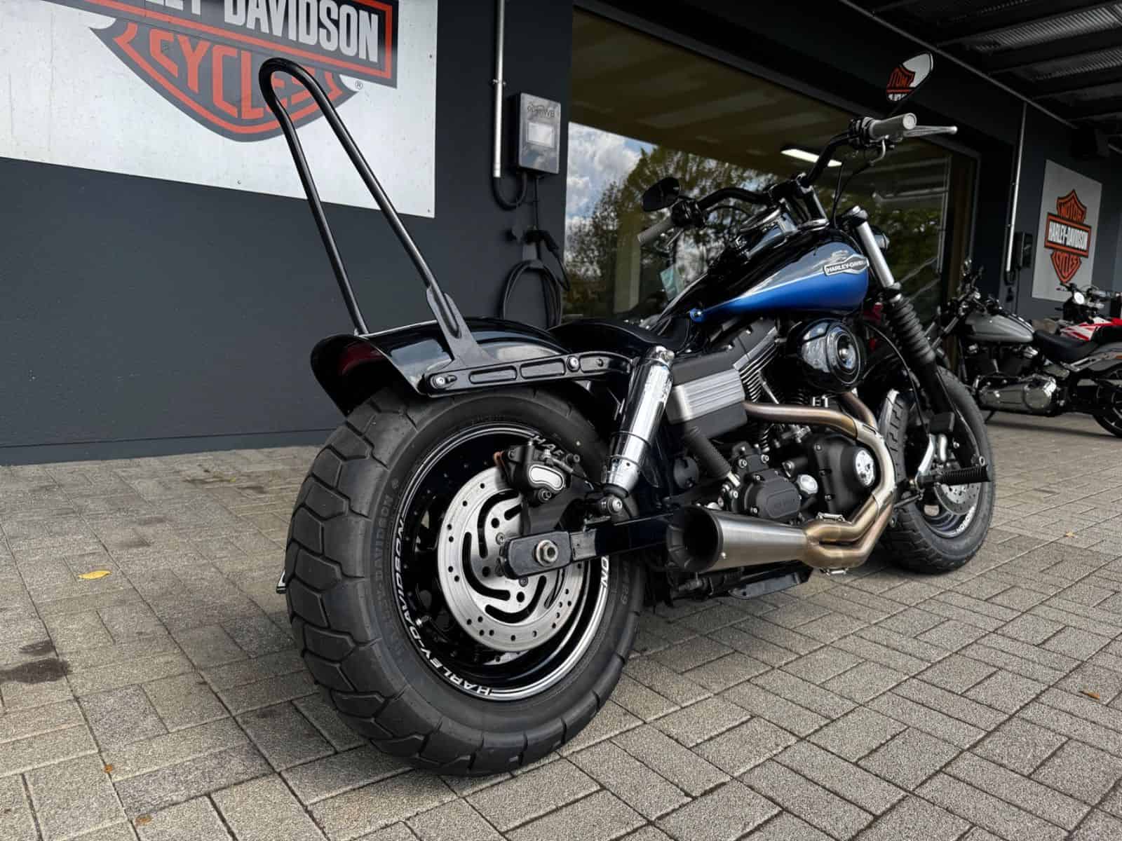Harley-Davidson Fat Bob vor Harley-Shop in Fulda, Deutschland.