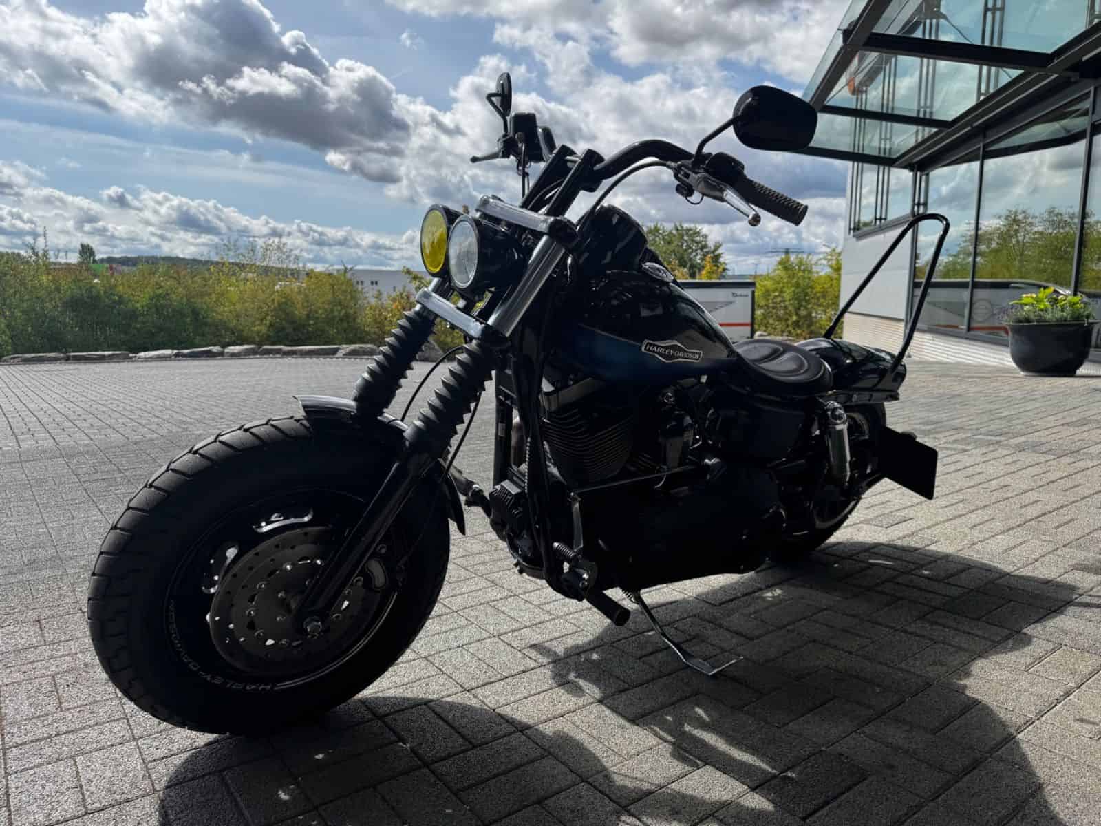 Harley-Davidson Fat Bob auf Ausstellungsfläche bei H-D® YOUR BIKE HOUSE Fulda.