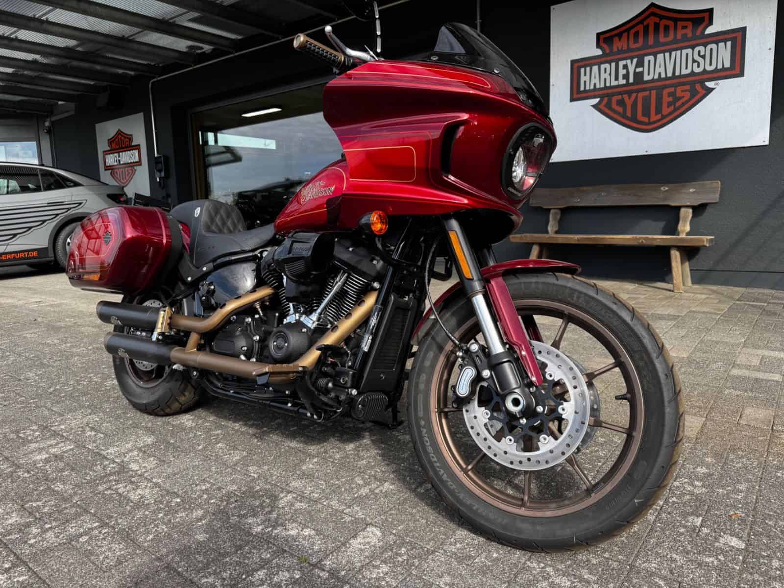 Harley-Davidson Touring-Motorrad in Rot vor Harley-Händler Fulda.