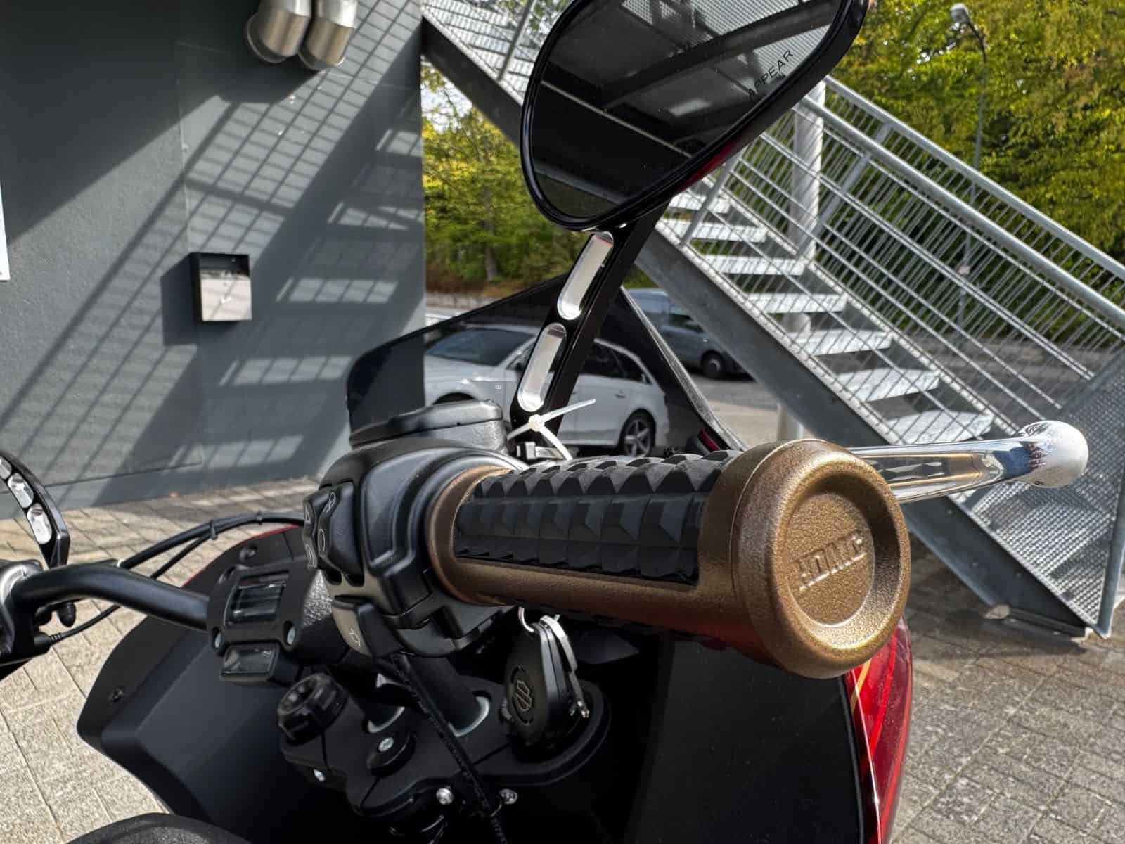 Harley-Davidson Motorrad mit Spiegel und Griff in Fulda.