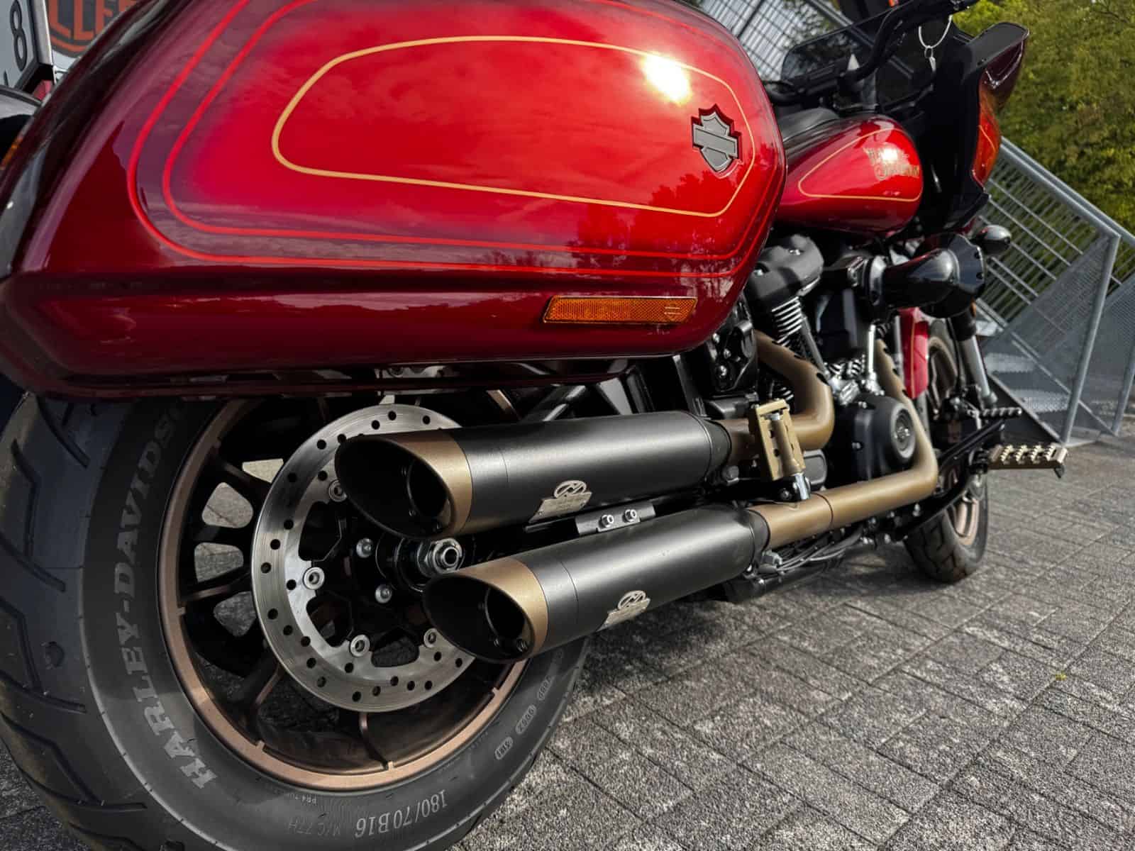 Harley-Davidson Motorrad mit rotem Tank und Dual-Exhaust in Fulda.