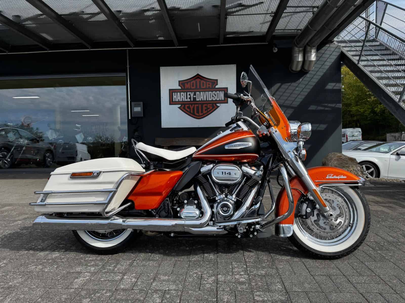 Harley-Davidson Flaggschiff Touring-Motorrad vor H-D® YOUR BIKE HOUSE Fulda.