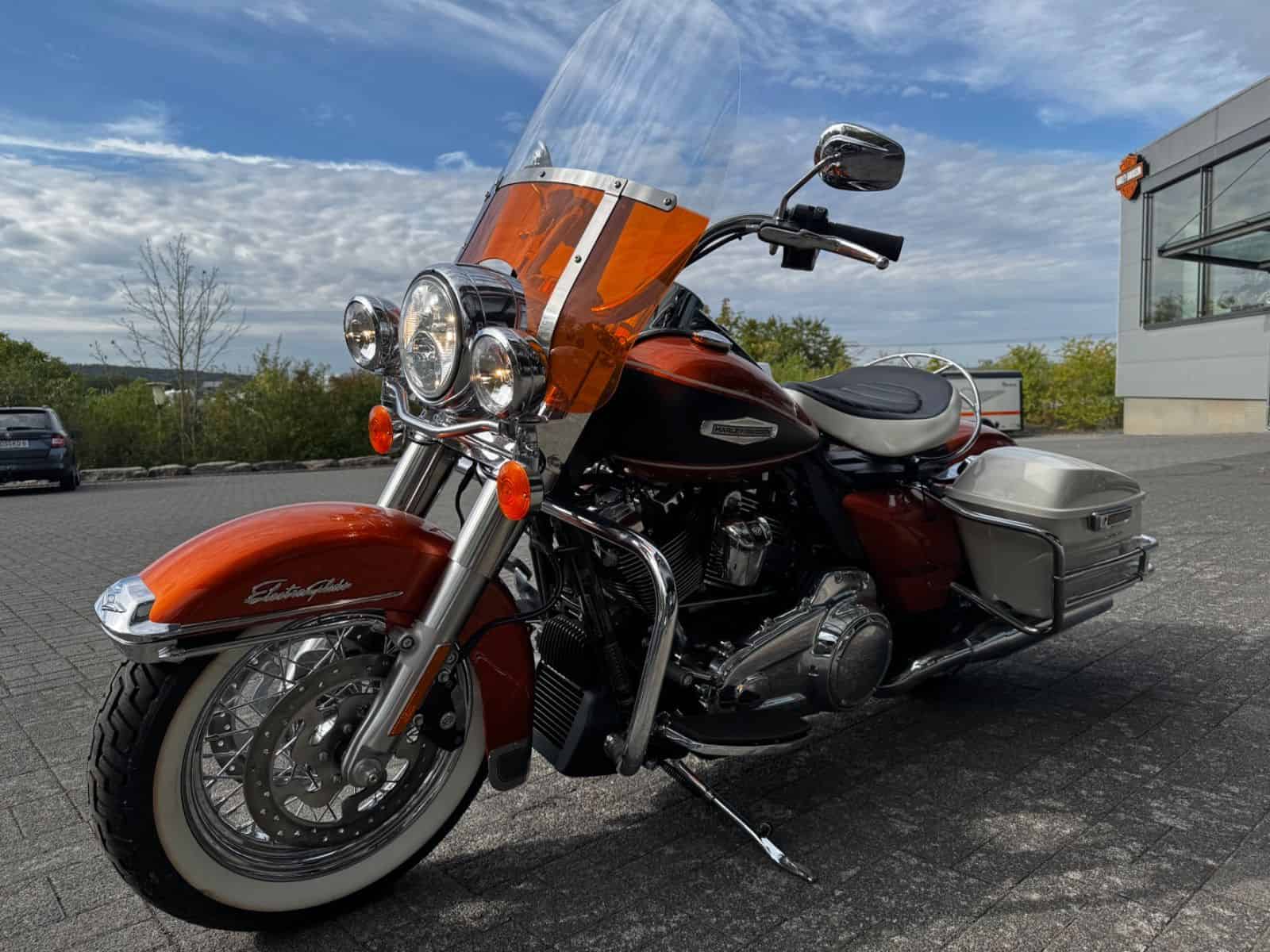 Harley-Davidson Touring-Motorrad mit Windschutzscheibe vor Harley-Händler in Fulda.