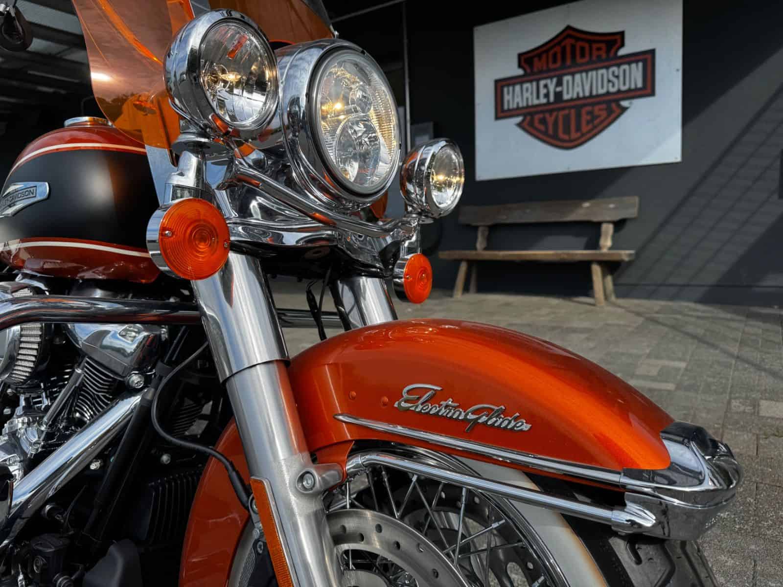 Harley-Davidson Elektromobil in Orange vor H-D® YOUR BIKE HOUSE Fulda.