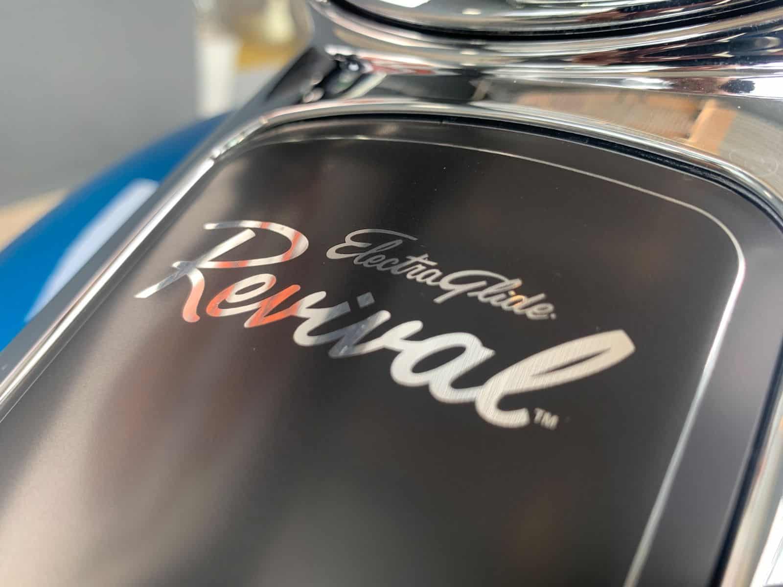 Harley-Davidson Electra Glide Review Logo auf Motorrad.
