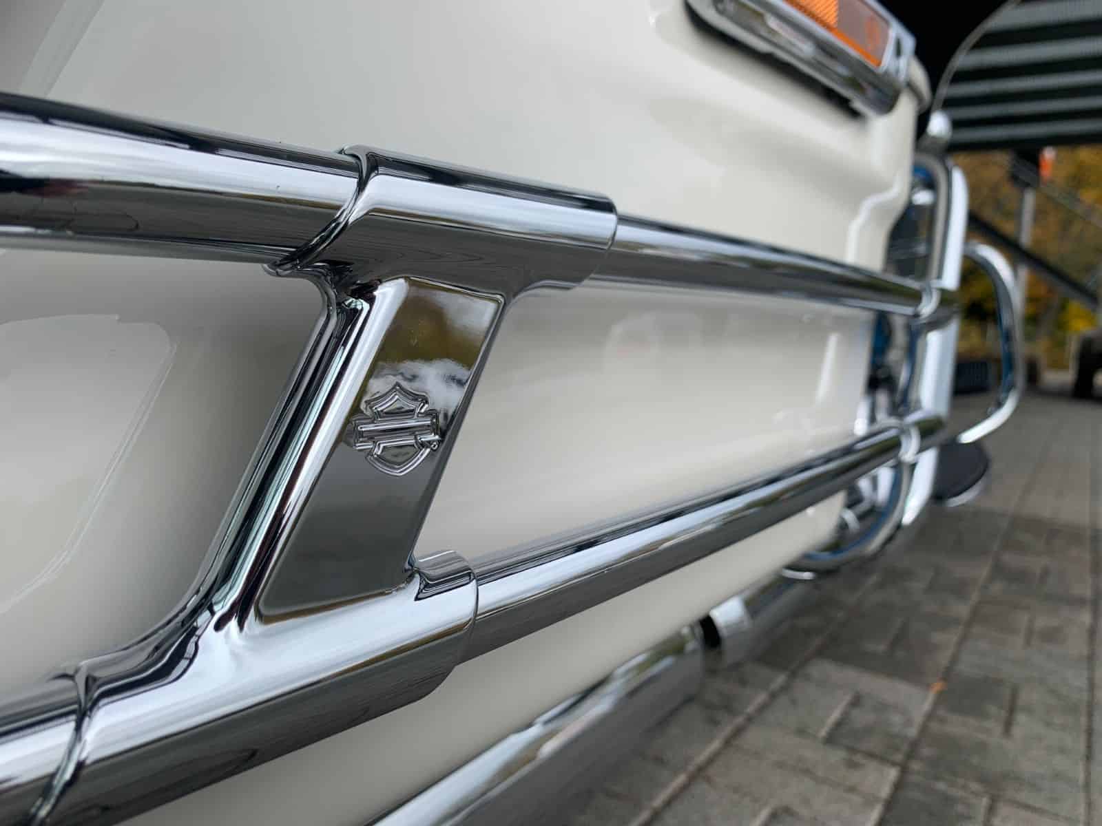 Nahaufnahme eines klassischen Harley-Davidson Motorrads mit Chromdetails.