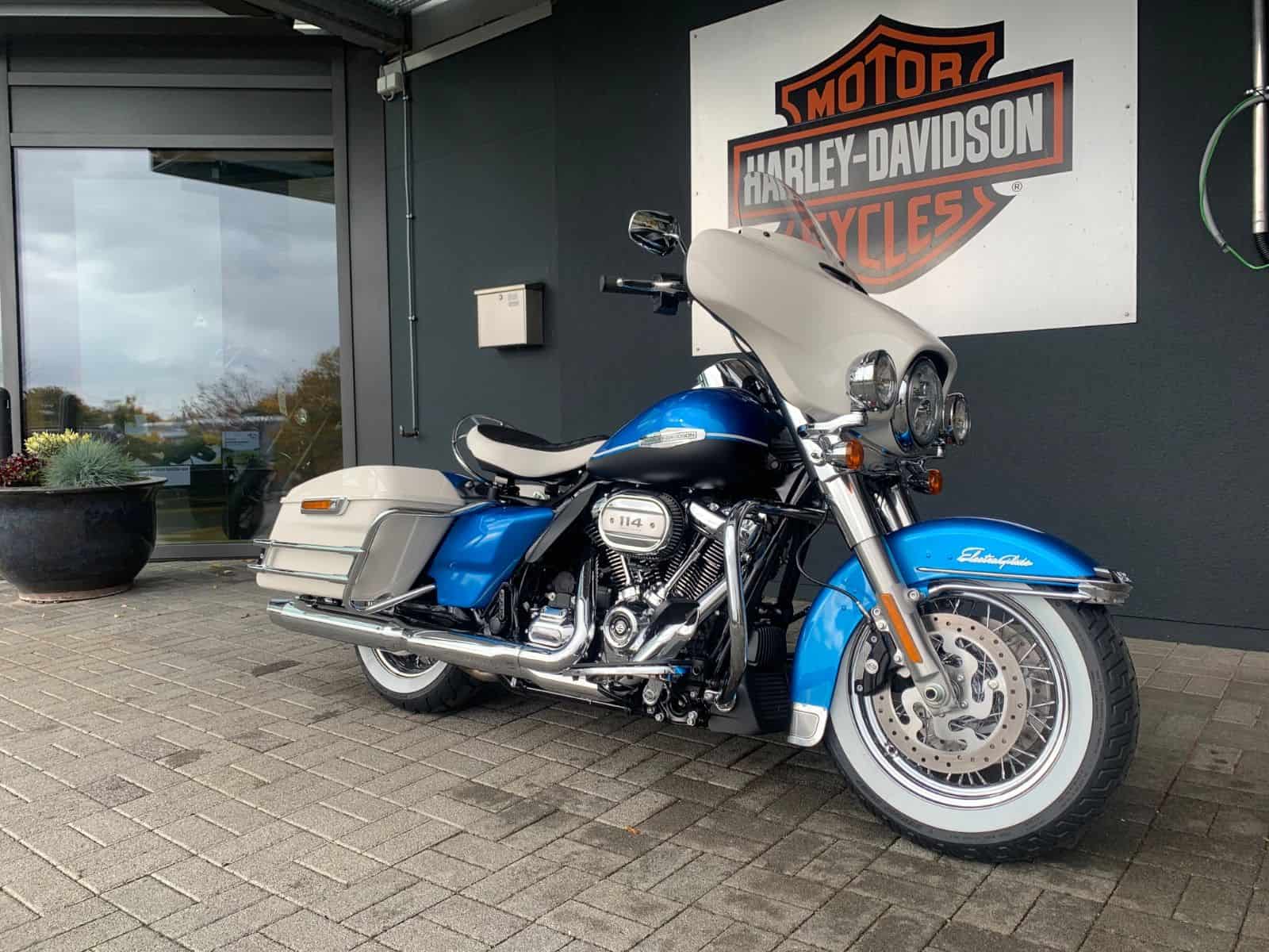 Harley-Davidson Touring-Motorrad vor Harley-Händler in Fulda.
