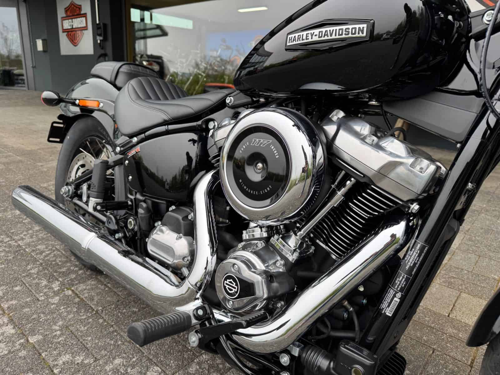 Harley-Davidson Motorrad vor H-D® YOUR BIKE HOUSE in Fulda.