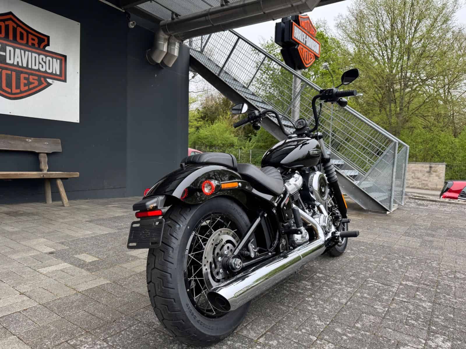 Harley-Davidson Softail Fat Boy vor Harley-Shop in Fulda.