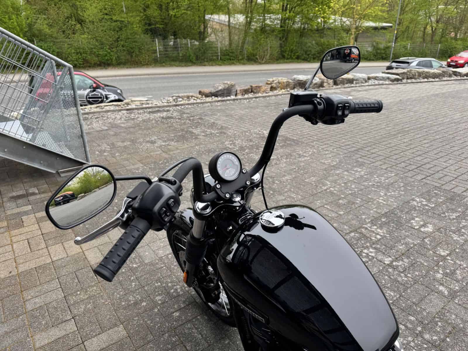 Harley-Davidson Motorrad vor H-D® YOUR BIKE HOUSE in Fulda.