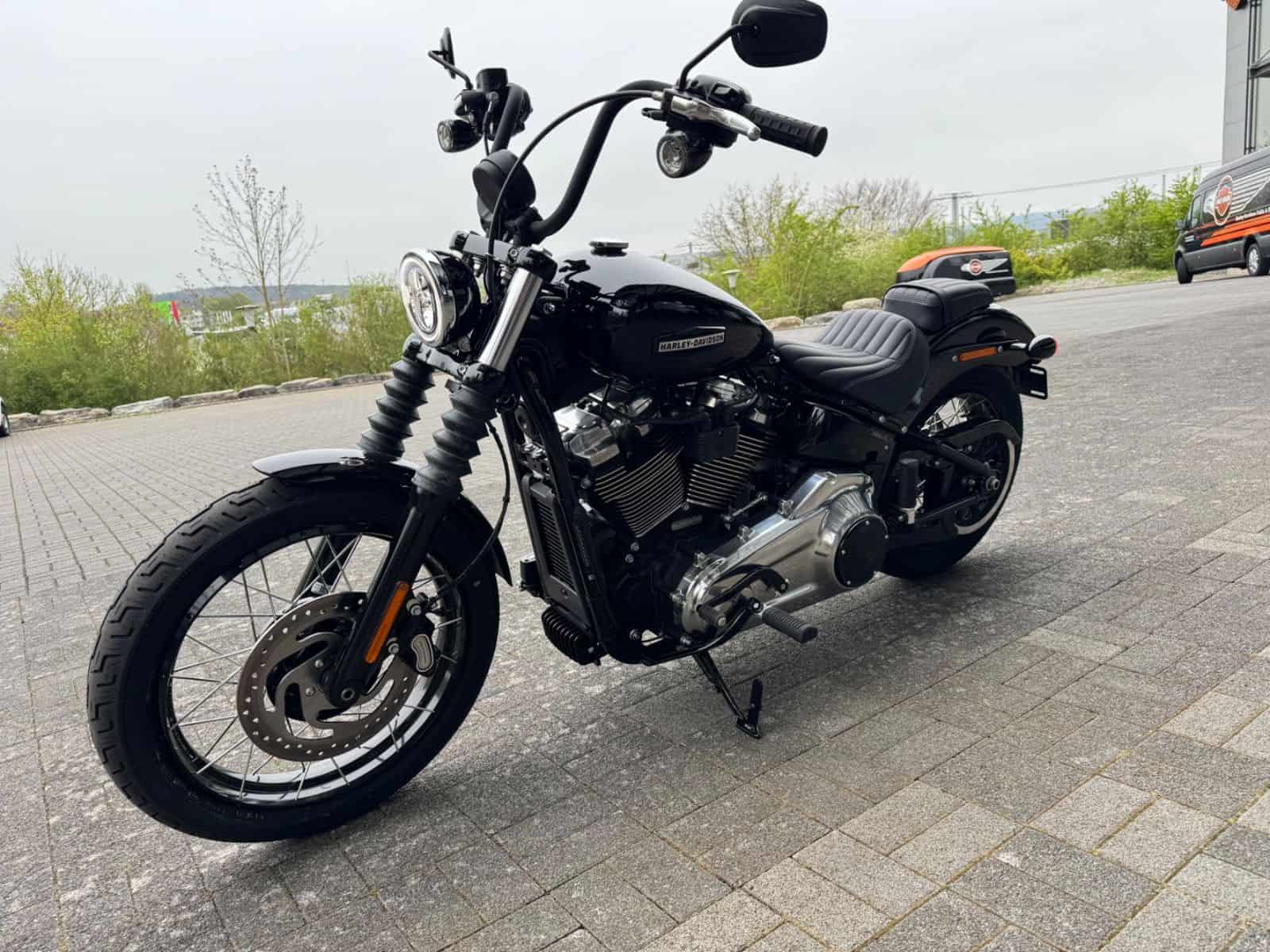 Harley-Davidson Fat Bob 114 auf Parkplatz bei H-D® YOUR BIKE HOUSE Fulda.