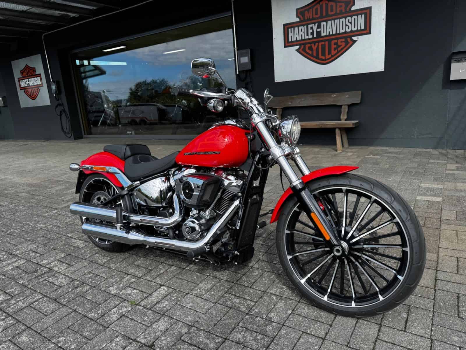 Harley-Davidson Softail Fat Boy in Rot vor Harley-Shop Fulda.