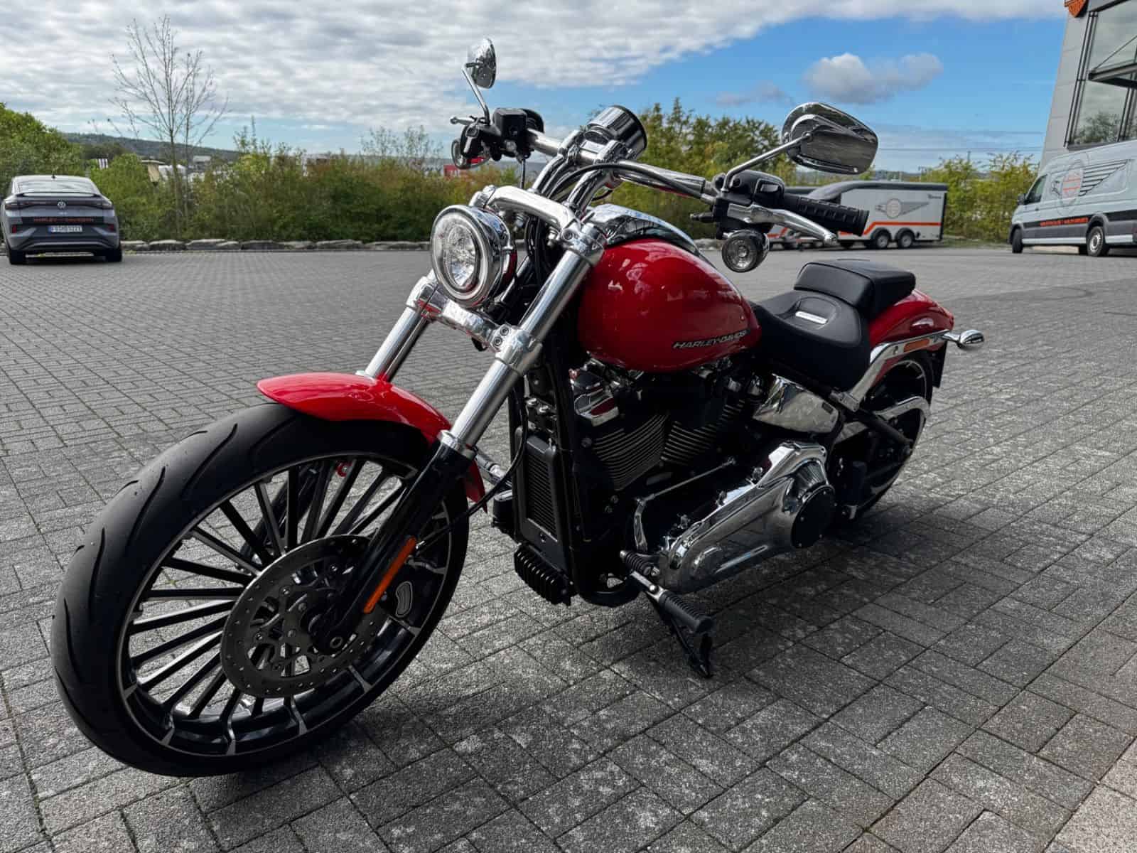 Harley-Davidson Softail Fat Boy in Rot mit schwarzen Felgen.