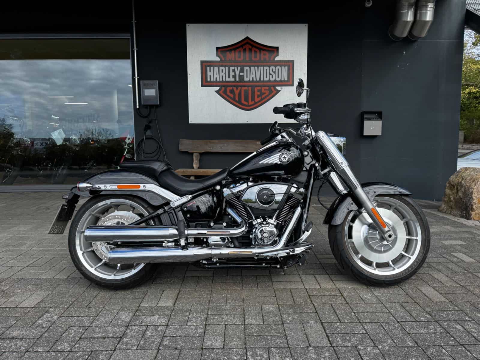 Harley-Davidson Softail Fat Boy vor Harley-Dealer in Fulda.
