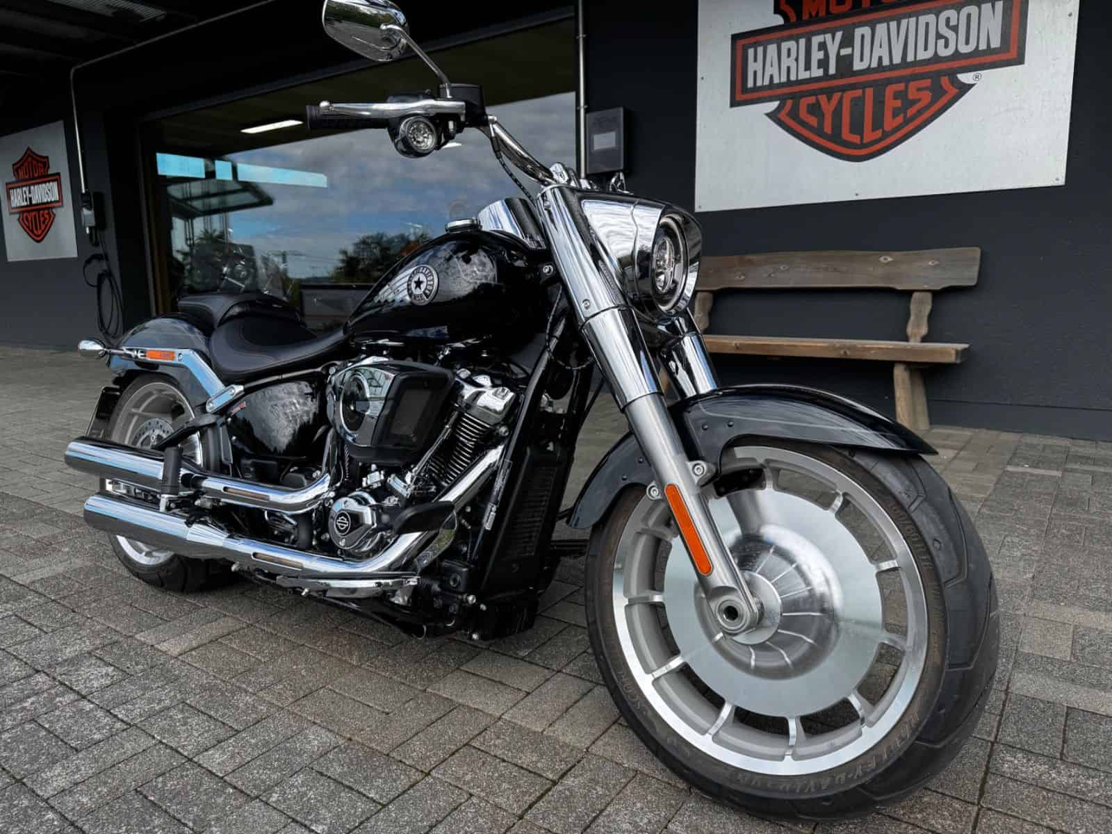 Harley-Davidson Fat Boy vor Harley-Händler H-D® YOUR BIKE HOUSE Fulda.