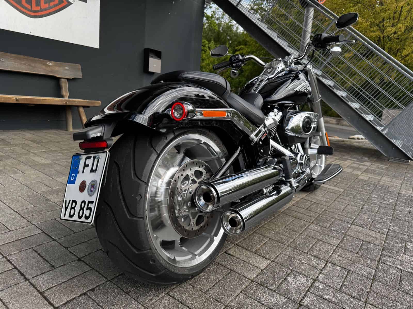 Harley-Davidson Fat Boy Motorrad vor Harley-Shop in Fulda.