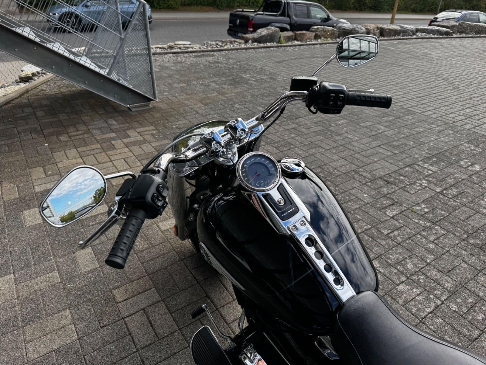 Harley-Davidson Motorrad vor einem Parkplatz in Fulda.