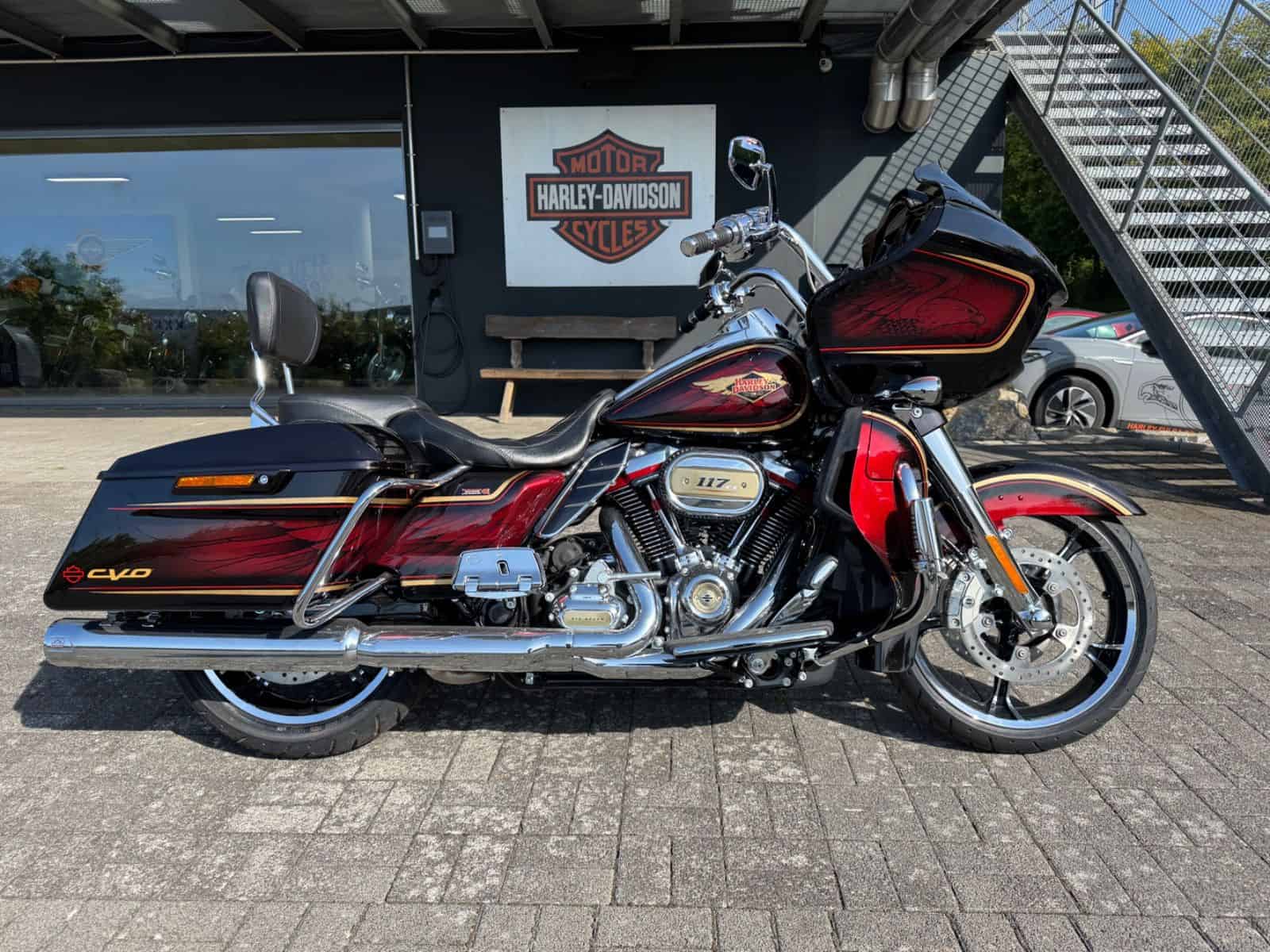 Harley-Davidson CVO Ultra Limited Tourenmotorrad vor Harley-Händler in Fulda.