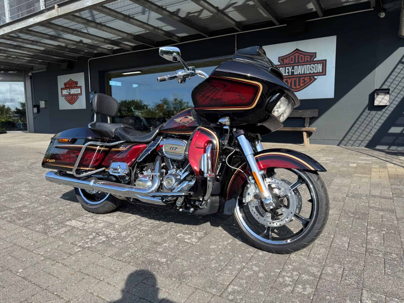 Harley-Davidson Touring-Motorrad vor Harley-Shop in Fulda.