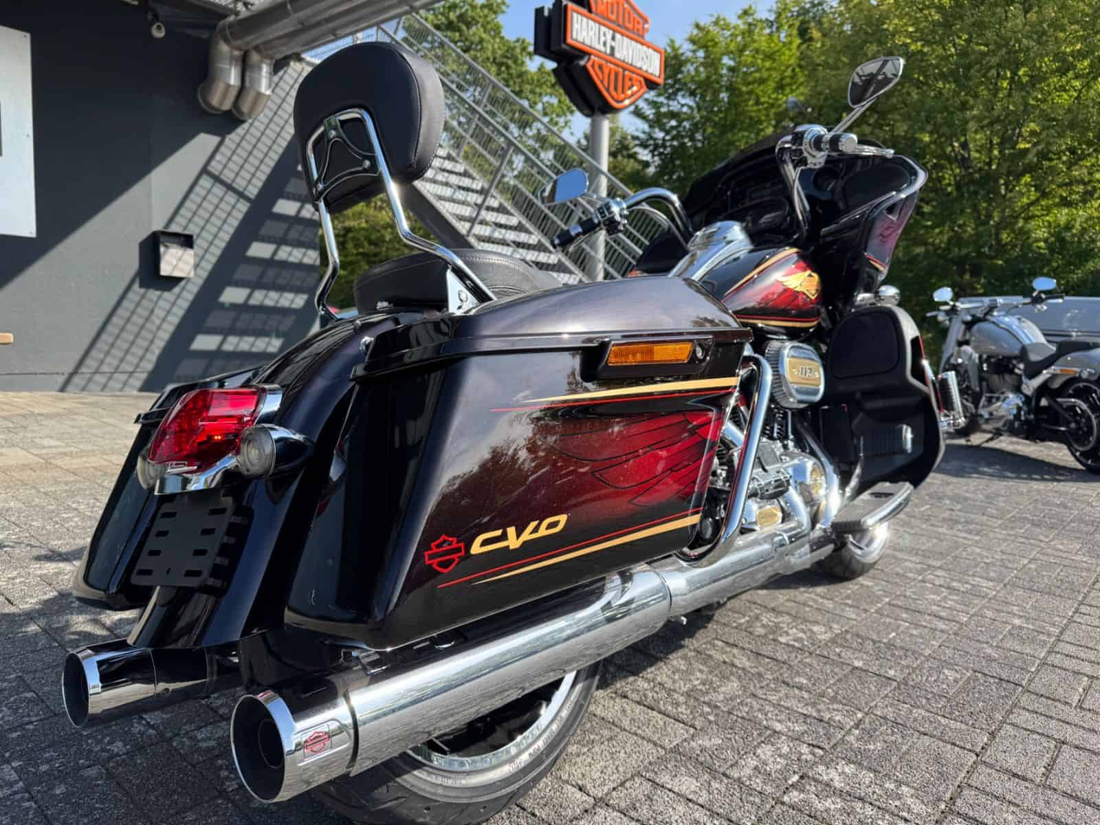 Harley-Davidson CVO Touring Motorrad vor H-D® YOUR BIKE HOUSE Fulda.