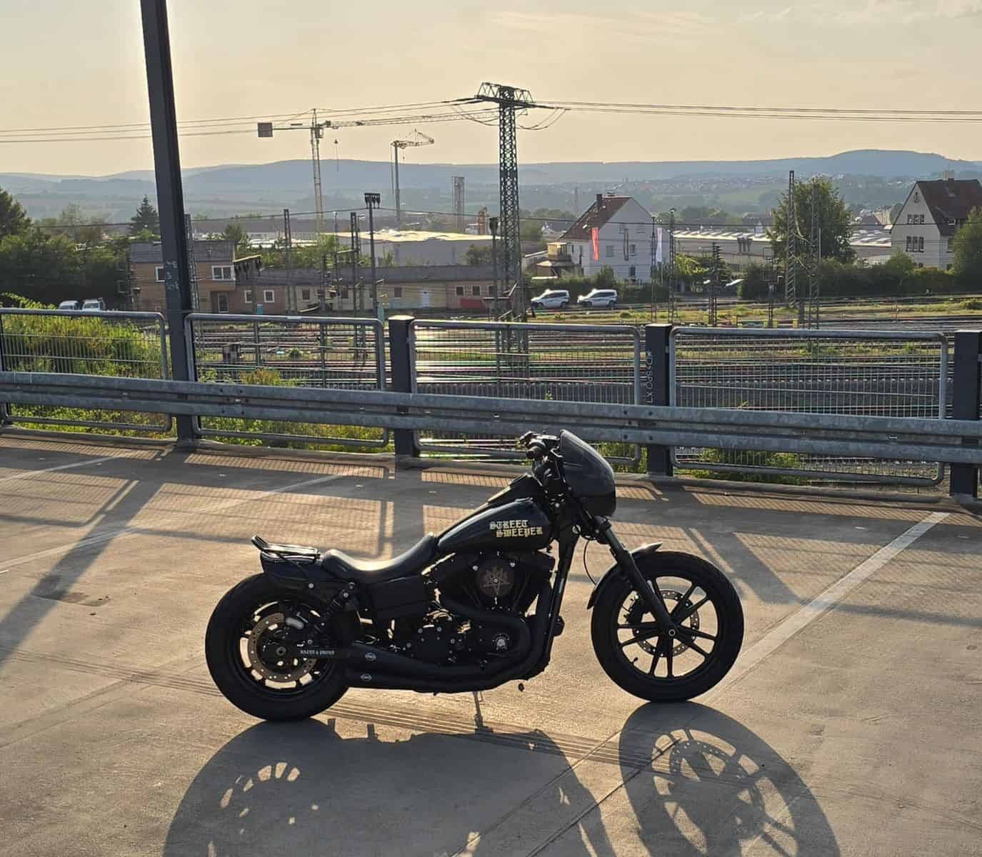 Harley-Davidson Motorrad auf Parkplatz bei Sonnenuntergang in Fulda.