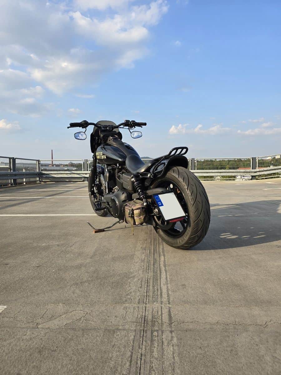 Harley-Davidson Motorrad auf Parkdeck in Fulda bei Sonnenuntergang.