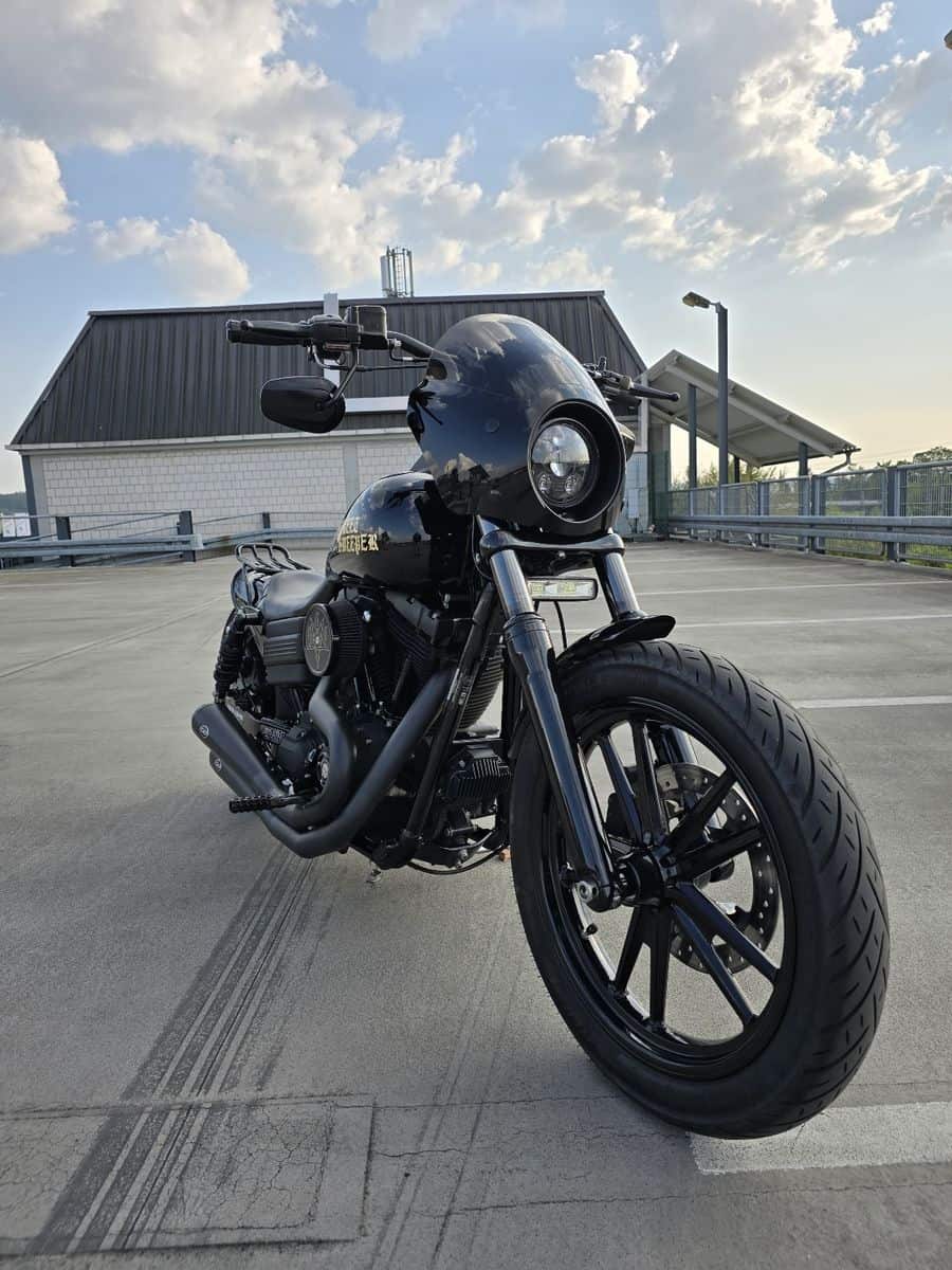Schwarze Harley-Davidson Fat Bob auf Parkplatz bei Fulda.