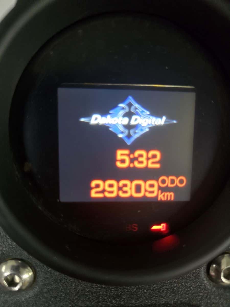 Motorrad-Tacho mit Dakota Digital Anzeige und 29309 km Laufleistung.