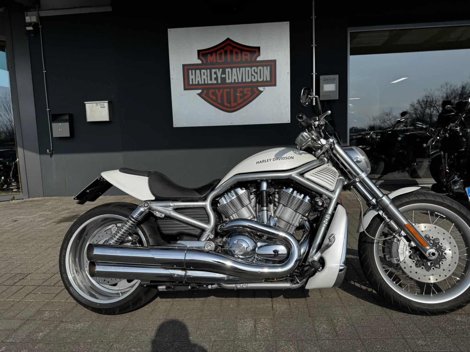Harley-Davidson Motorrad vor Harley-Davidson Store in Fulda.