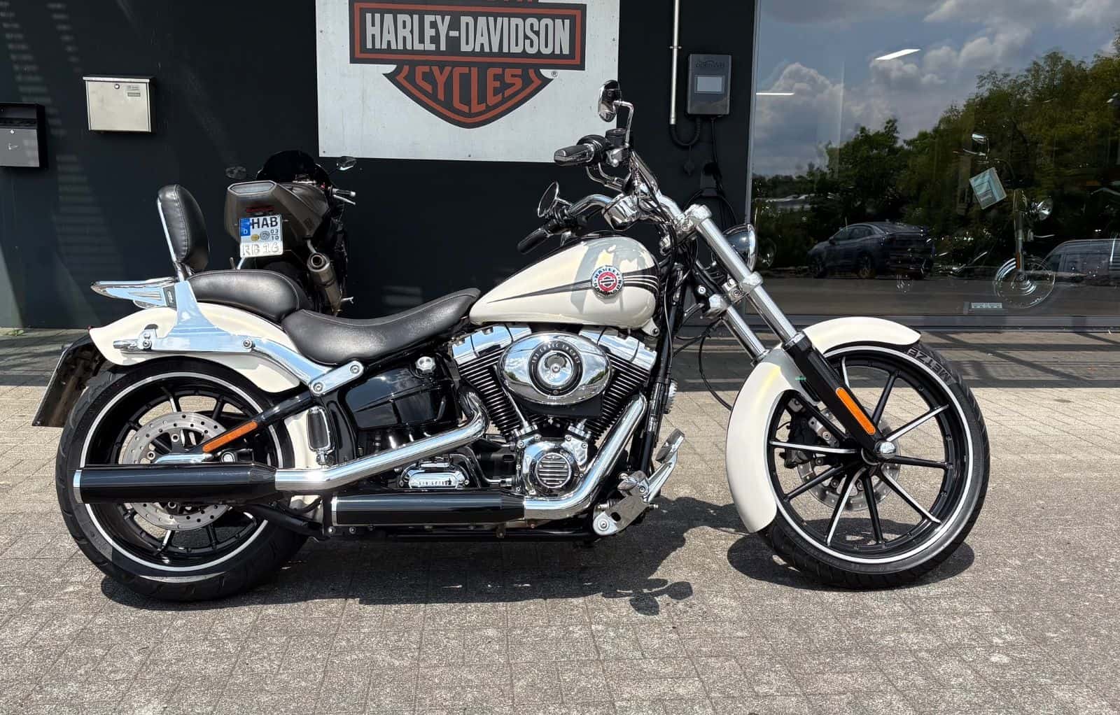 Harley-Davidson Softail Classic vor Harley-Händler in Fulda.