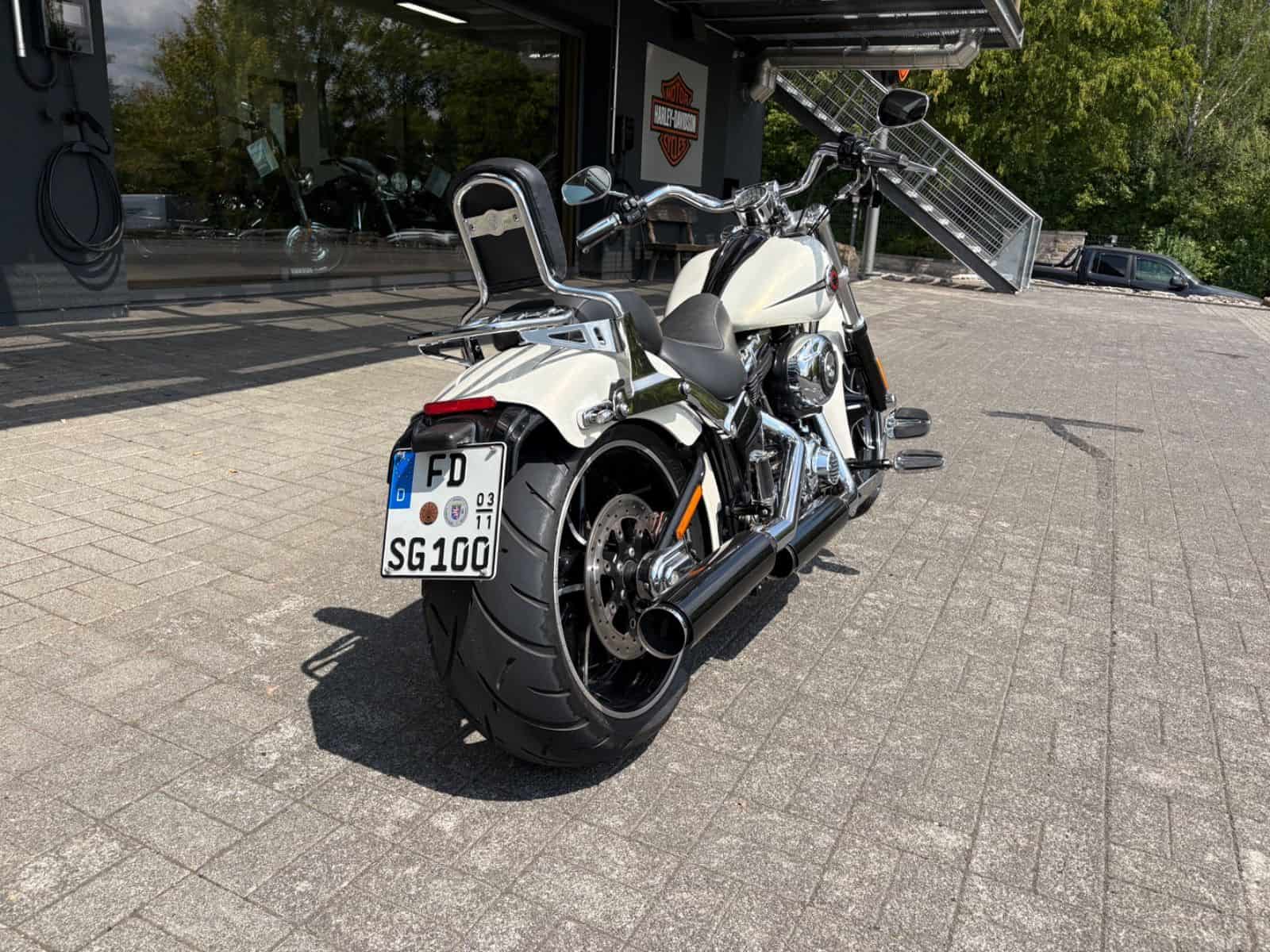 Harley-Davidson Fat Boy Motorrad vor H-D YOUR BIKE HOUSE Fulda.