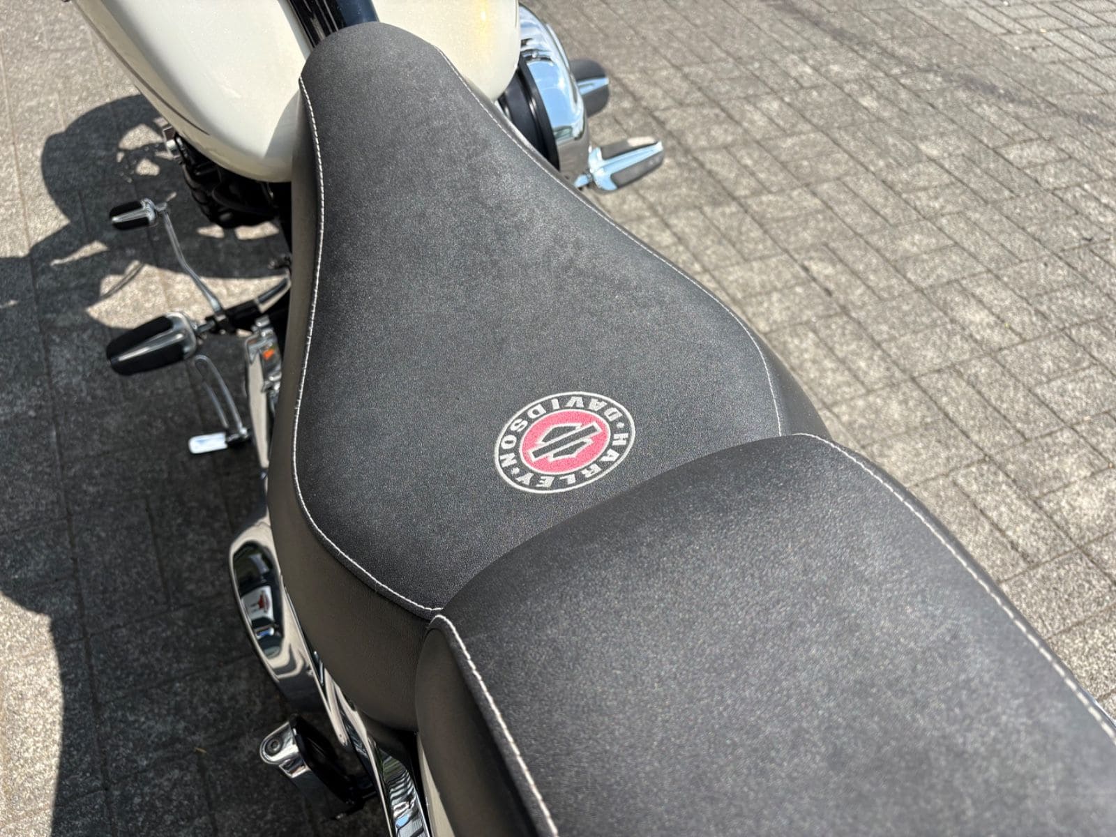 Harley-Davidson Sitz mit Logo auf schwarzem Motorrad in Fulda.