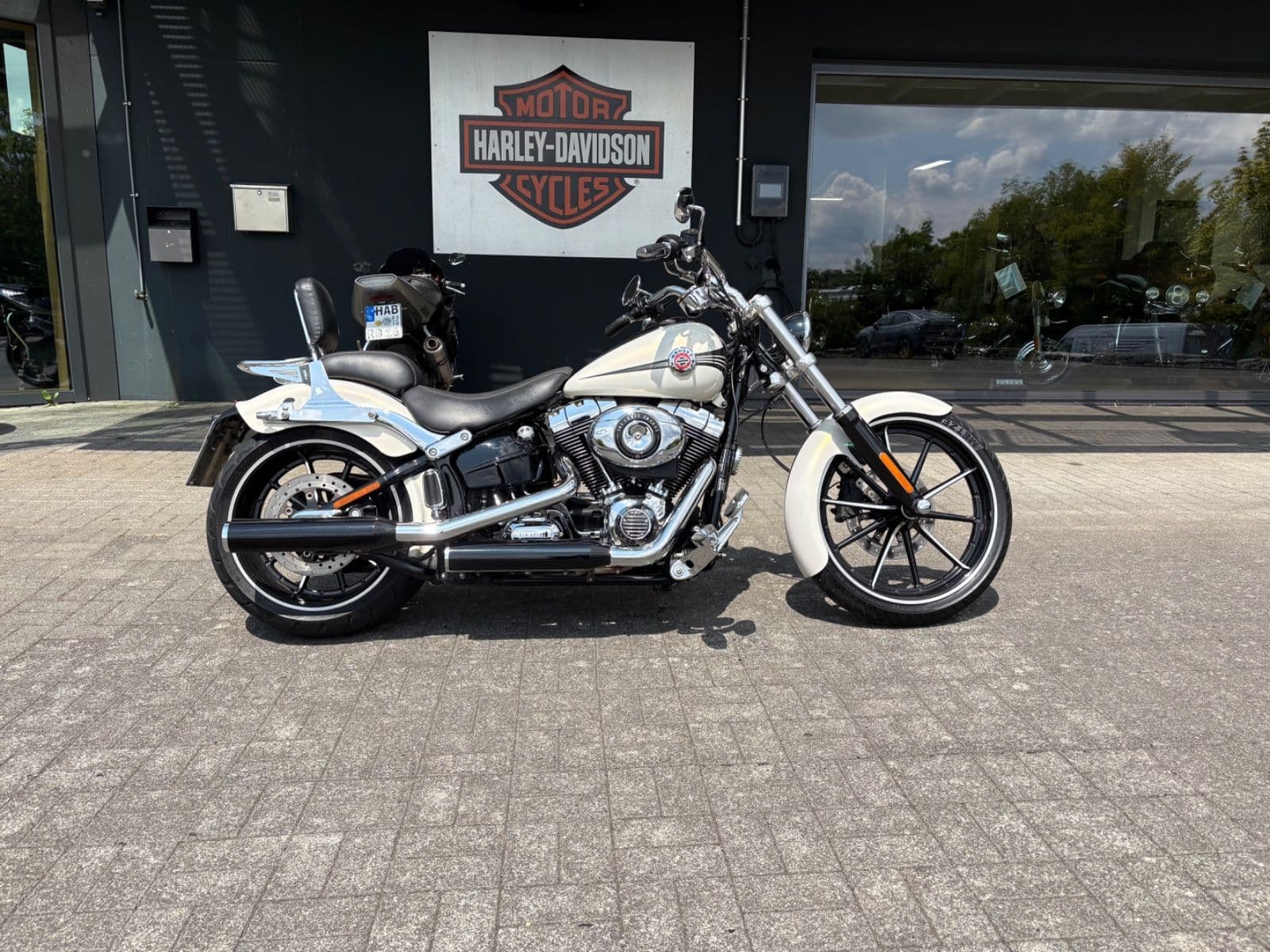 Harley-Davidson Motorrad vor H-D® YOUR BIKE HOUSE in Fulda.