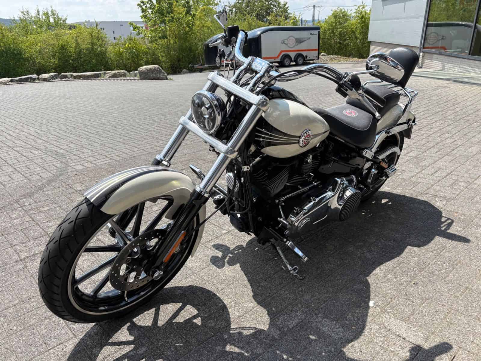 Harley-Davidson Motorrad vor H-D® YOUR BIKE HOUSE in Fulda.