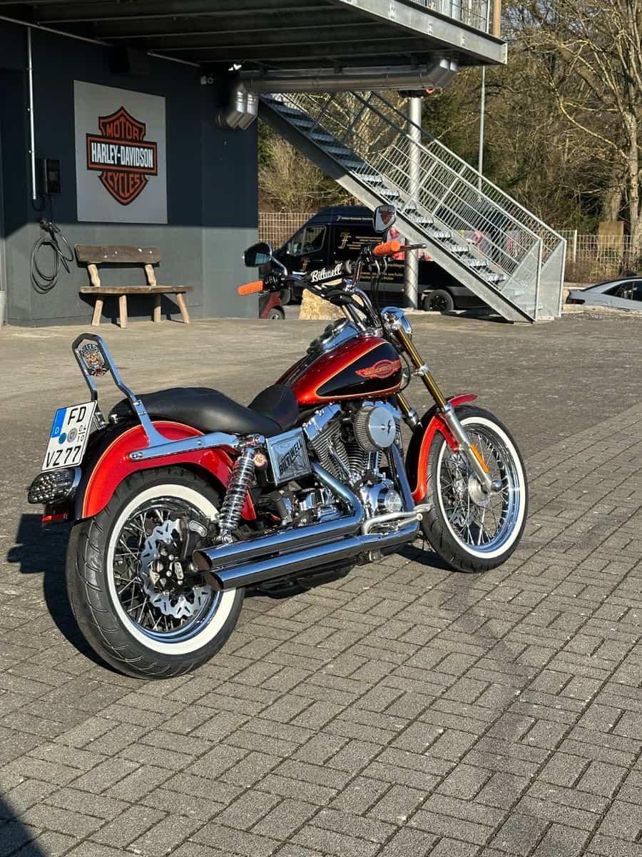 Harley-Davidson Motorrad vor H-D® YOUR BIKE HOUSE in Fulda.