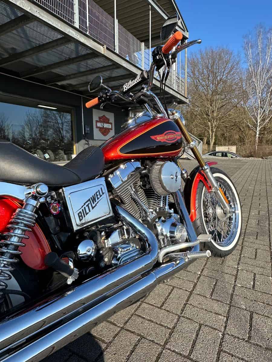 Harley-Davidson Motorrad vor H-D® YOUR BIKE HOUSE Fulda.